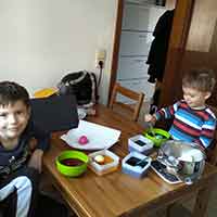 Kindergartenkinder im Frühjahr 2020 im Homeoffice :)